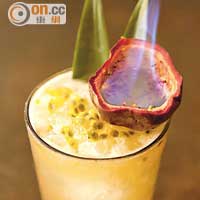 Pocion de Fuego 未定價<br>用龍舌蘭酒、西柚 、菠蘿、糖漿等調製，最後於熱情果殼點火奉客，賣相味道兼備。
