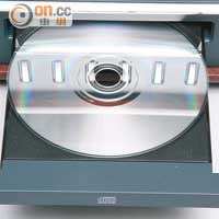 隱藏式CD碟盤設於機面，按掣即會自動彈出，更兼播CD-R/RW音樂碟。
