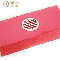 高光紅色首飾盒<br>鑲嵌銀色雙喜的方形長盒，可作擺放首飾或糖果之用。$1,200（d）	