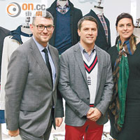 奧雲與品牌設計顧問John Harrison（左一）及總裁Carissa Fortino合照。