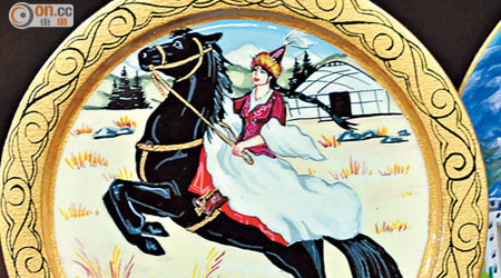單從市場內販賣的手工藝品，便可以體會到哈薩克人擅騎的傳統。