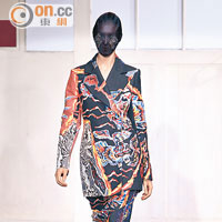 西裝外套與高衩半截長裙是從跳蚤市場搜羅兼富中國色彩的布料打造，是中西合璧之作。
