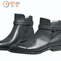 短靴採用雙扣設計，表面加上玻璃光面，觸感柔滑，配搭深色更穩重。