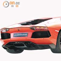 借助碳纖複合物料製作的車體，讓Aventador LP700-4車重僅1,575kg！