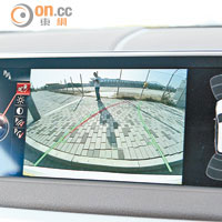 中控台上設有6.5吋彩色屏幕，並連接泊車鏡頭。