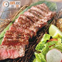 Prime Rib Steak $228/6oz<br>黑安格斯牛脊肉鮮嫩而肉汁豐富，以鹽燒方法帶出牛肉的濃香，無論味道和質感都比和牛實在，彈牙有嚼勁，蘸芥末籽更能減膩提香。