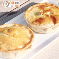 （左）Thai Chicken Curry Pie、（右）Steak and Onion Pie 各$46<br>新鮮焗製的肉批有泰式咖喱雞及牛扒洋葱供選擇，每天只做小量，以免浪費食物、增加廚餘。