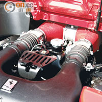 容積達4.5公升的V8自然吸氣引擎，可在瞬間爆發高達570hp強大馬力。
