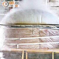酒廠內的蒸米機可於每小時內把2.5噸的酒米蒸熟。