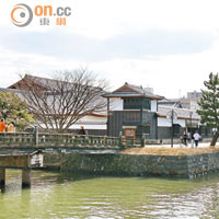 護城河沿岸一帶是昔日武士居住的城下町，為日本江戶時代初期的建築。