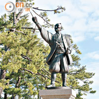 松江城建於1607年，由松江藩第一代藩主堀尾吉晴建造。