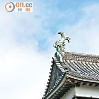 松江城天守閣最特別的部分，就是被稱為「千鳥破風」的三角屋頂，故松江城又稱「千鳥城」。