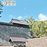 松江城雖幸免於戰爭破壞，但明治時期的廢城令，卻令天守閣、部分石垣和護城河外的建築物被拆毀。