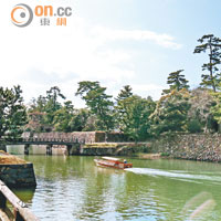昔日的護城河，現已成為遊客乘遊覽船欣賞松江市周邊風景的主要途徑。