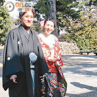 松江城環境古色古香，吸引不少穿上傳統和服的新人前來拍攝婚紗照。