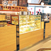 咖啡店光線十足，配着磚牆和木桌子，型格簡約。 