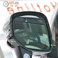 側鏡下方加入反射鏡，有助減少車頭左方的盲點位。