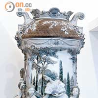 花瓶名為「Ladies from Aranjuez vase」，以花園漫步為主題，刻畫一班維多利亞時期的婦人在樹蔭下休憩，細節設計精心。$206,390