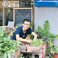 明峰在店門前打造了香草和菜園，還自製雨水收集器幫助灌溉。