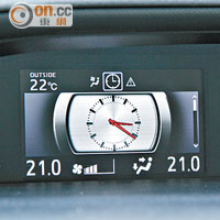中控台頂端小屏幕顯示行車資訊，更可變成不同的時鐘。