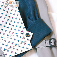 可調節鬆緊的皮革袖口帶扣換上固定式的鈕扣，或摺袖式設計。