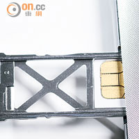跟大陸的雙卡版不同，香港版只支援單卡，所以SIM卡「閹割」了一個位，不要亂插。