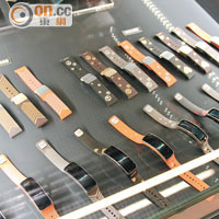 Fit的錶肉可以整個拆下，然後換上由潮牌Moschino設計的各款錶帶。