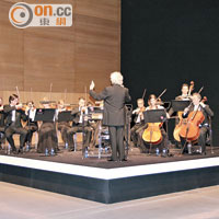 大會請來管弦樂團助興，用悅耳音樂引領S5出場。