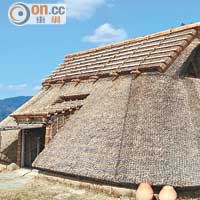 古代的屋只用禾草搭建而成，外形就好像一個三角形。