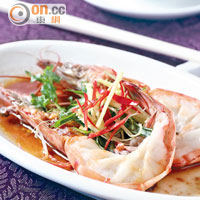 青島對蝦<br>鮮蝦顧名思義來自青島，因在水中經常結伴暢游而被稱為對蝦。蝦肉爽甜，蝦膏甘香綿滑，是當地名菜，也是皇帝盛讚的菜式之一。