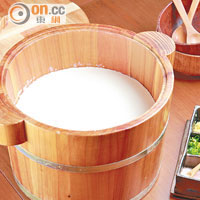 熱辣辣即製木桶豆腐 $72/2~3人份<br>採用日本京都有機豆乳人手製作的豆腐，會由侍應即席舀給客人食用，熱住吃特別滑。