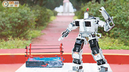 Keith作品Tri Robot參考高達外形，勁有台型。
