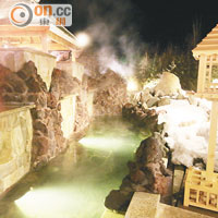 漢拿山溫泉的室外部分，大玩和式風情。