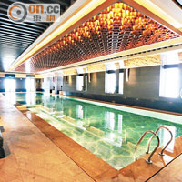 屬6星的柏悅酒店設有室內恒溫池，室外更有天然加熱泡池。