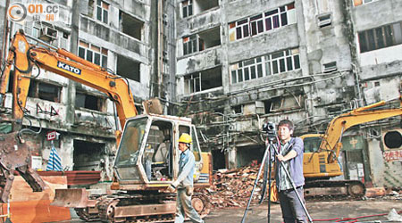 觀塘的重建清拆每天都在進行，曾志雄希望以作品《官塘觀塘》，喚起大眾對各區重建的關注。