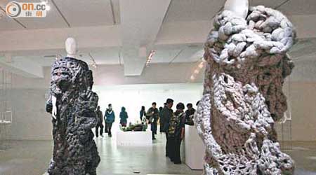《金澤．世界工藝三年展台灣交流展》有服裝設計師古又文的雕塑式服裝系列展出。
