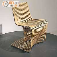 由德國設計名師Konstantin Grcic，結合台灣竹藝大師打造的《43》藤製椅子，櫈如其名採用了43條竹片製成。