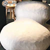 《作繭計畫：沙發》外形像兩個蠶繭結合而成，其外層也真的由蠶絲所製成。