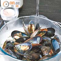 Moules Marinière $278<br>選用法國藍青口用白酒及香草去煮，味道簡單鮮美，原汁原味。