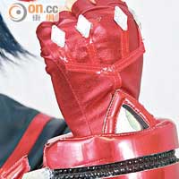 「赤手甲」為Kanako自製道具，製作相當需時。