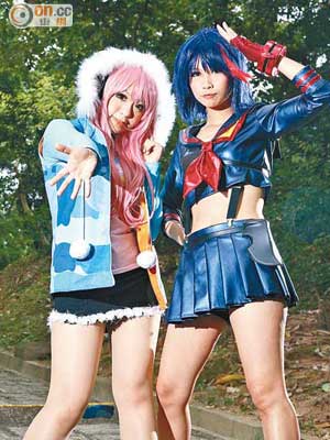 Kanako（右）即場扮演打鬥漫畫《KILL la KILL》的纏流子，梨紗（左）扮演輕鬆小品《Super Sonico》的超級索尼子。