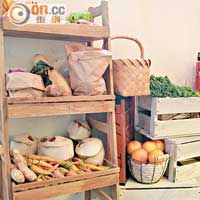 小食店同時擺賣有機蔬果和自家製乾貨，讓有心人可以食買同源。