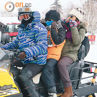 雪地電單車連司機可坐3人，不過衣服穿得太多，轉彎時小心被迫了落車。