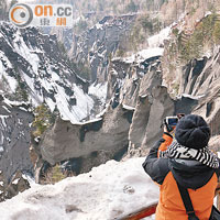 錦江大峽谷地勢呈V字形，火山岩石被大自然雕成藝術品。