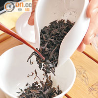 不同品種的茶葉，沖泡水溫各異，如毋須發酵的綠茶，要用較低水溫，約攝氏75度即可，水仙和烏龍茶則需攝氏85至95度。