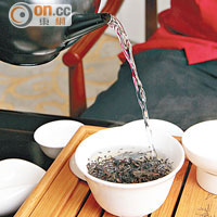 「第一泡」屬溫潤過程，用來洗茶，去除茶葉雜質，同時帶出茶湯顏色和香氣，因此「第一泡」不會飲用。