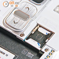 micro SIM卡槽與記憶卡槽上下並排，換卡都算方便。