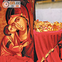 展覽中的油畫以宗教題材為主，這幅Virgin Mary的畫作與在旁展示的珠寶互相呼應。
