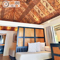 屋頂以斐濟及湯加島國傳統的圖案布匹搭加布（Tapa）作點綴。