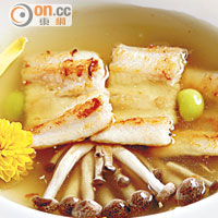 穴子菊花清湯 $108（b）<br>先將菊花放在木魚水中浸至出味並製成清湯，另加入煎香了的鰻魚及鮮菇，味道鮮甜。